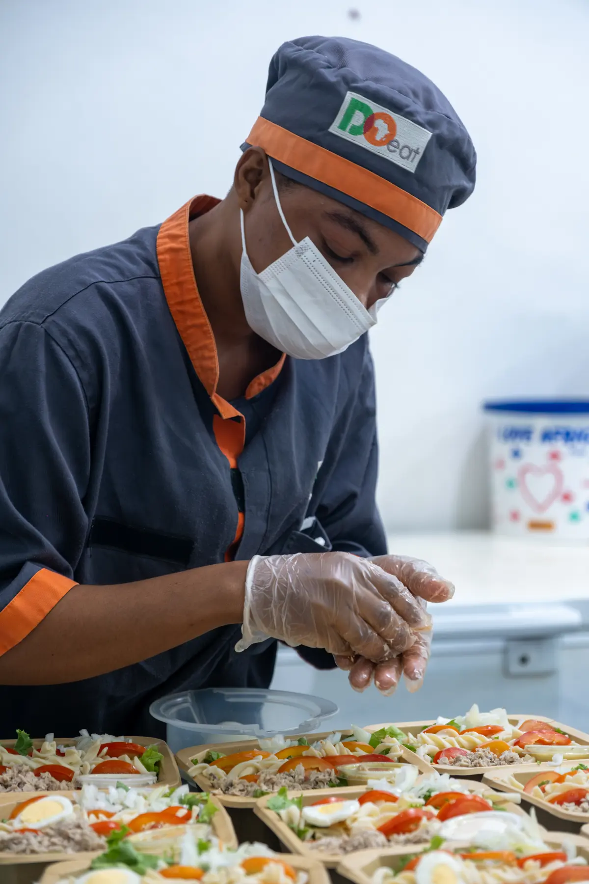 Opératrice DOeat en tenue d’hygiène préparant des snacks dans l’atelier de production