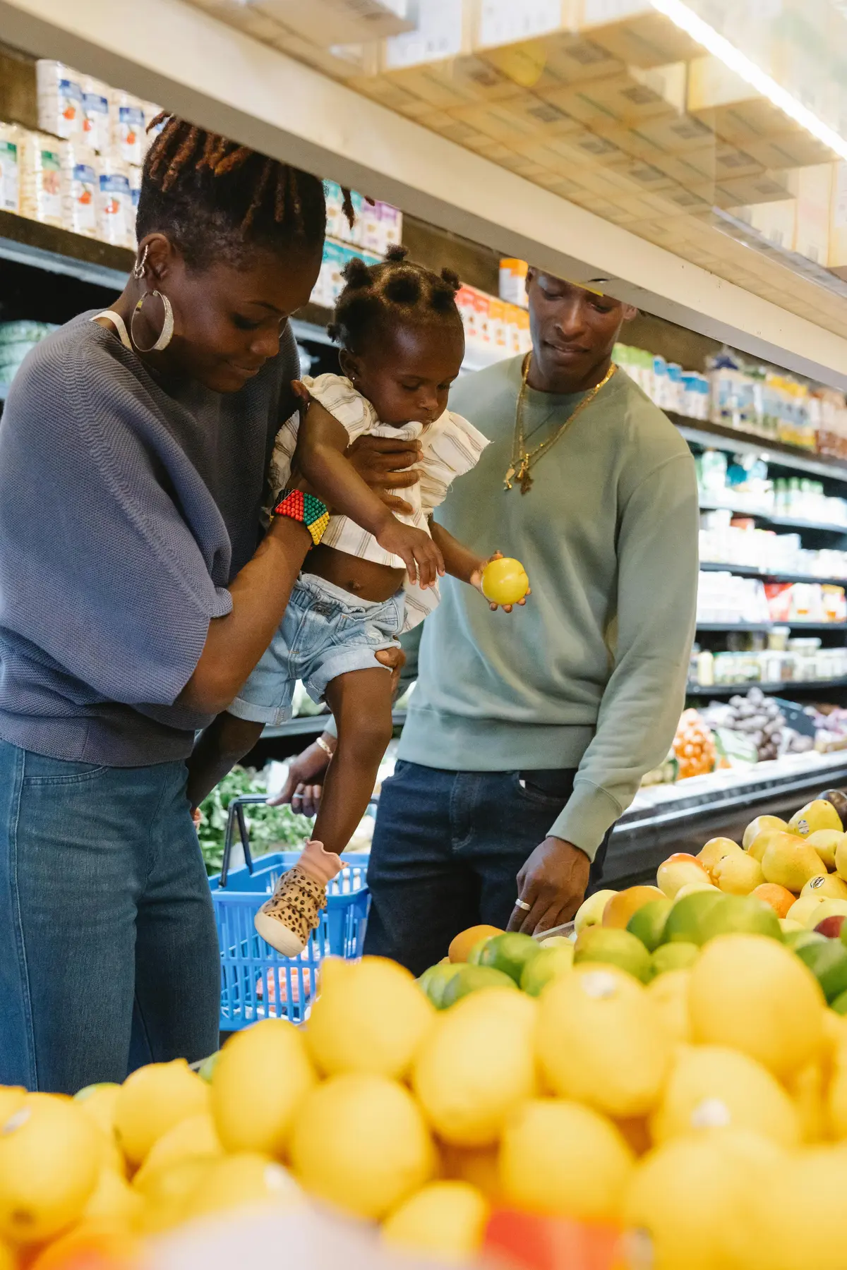 Famille choisissant des fruits